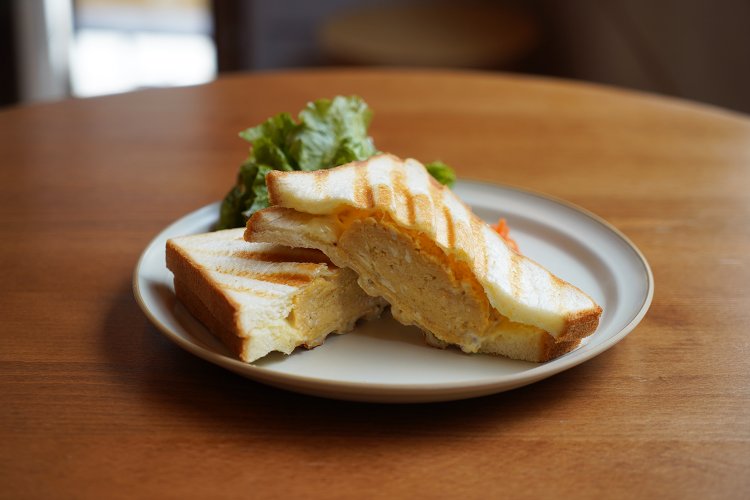 寿司屋の玉子サンドは880円。江戸前の甘い玉子焼きは、じゅわっと出汁が染み出す。『蛇の市本店』の職人による指導で、スタッフみんなが焼けるようになった。