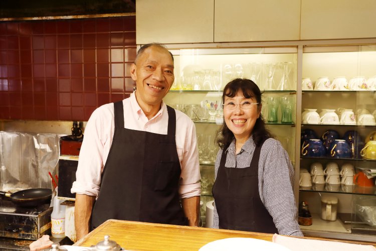 完璧な連係プレーをみせる店主の林英雄さん栄子さん夫妻。