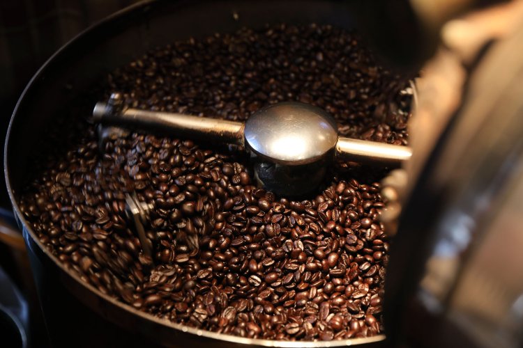 年季の入ったマシンで少量焙煎するので、常に新しいコーヒー豆が並ぶ。いろどりのブレンド華500円。