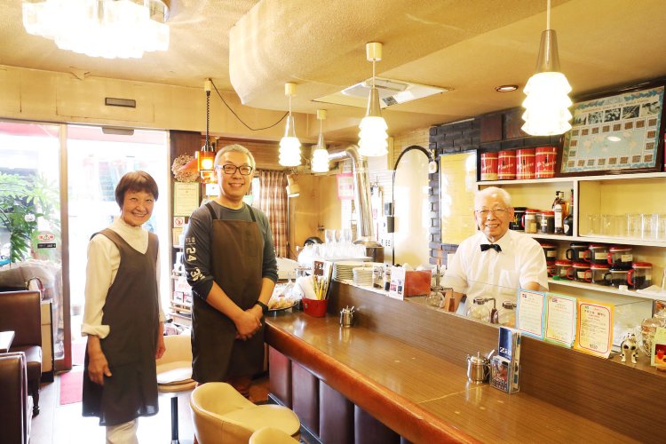 店主安井芳夫さん夫妻と焙煎担当の息子・嘉浩さん。