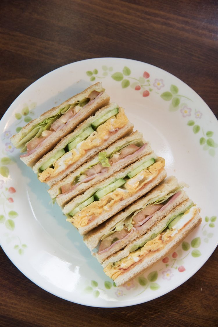 フードの人気メニューはカラシをピリリと利かせたホットサンド670円。「フレッシュジュースによく合うのよ」とママ。