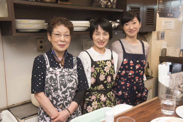 看板娘が市場で働く人々の胃と心を癒やします。