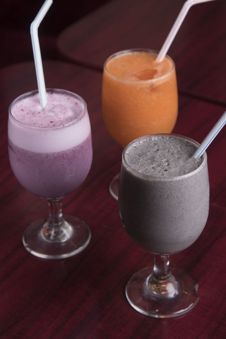 ジュースは上から時計回りに人参、黒ゴマバナナ豆乳、ブルーベリー（すべて500円）。バナナはちょうどいい感じに熟したものを使用。