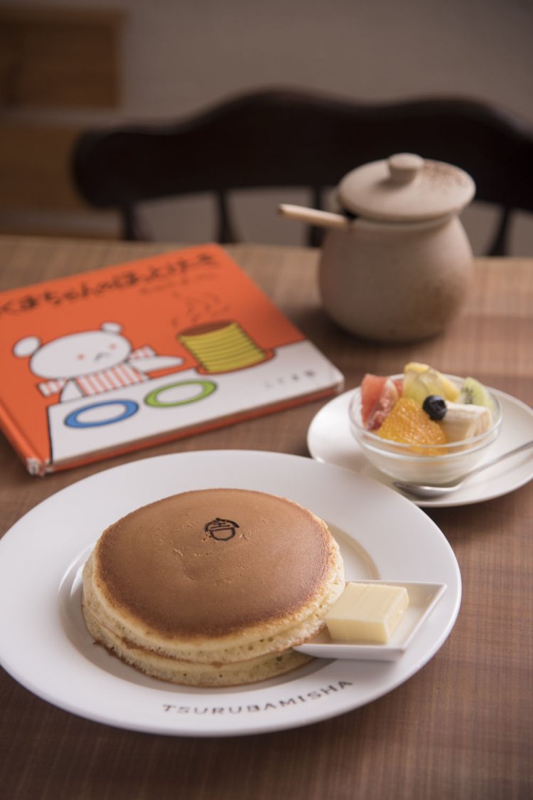 ホットケーキ2枚650円とフルーツ生クリームのトッピング400円。ホットケーキの作り方は、この絵本と全く同じとのこと。