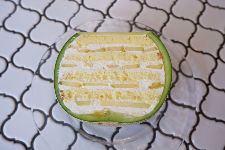 メロンケーキ（1玉）6000円。※写真は1/2玉分。