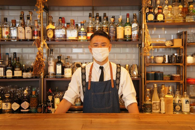 コーヒーカクテルの第一人者として知られる高宮さん。カクテルをつくる手付きも鮮やか。