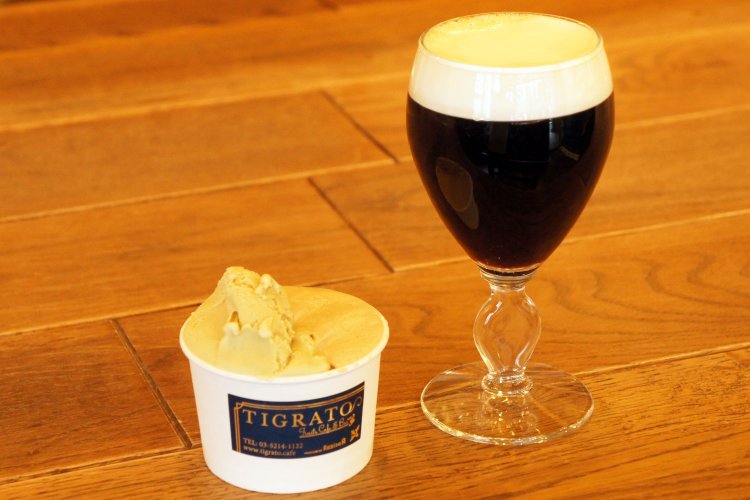 秋冬にオススメのノンアルコールカクテル・ウィンナーコーヒー800円と、ピスタチオとミルクブリューコーヒーのジェラート2種盛り700円。