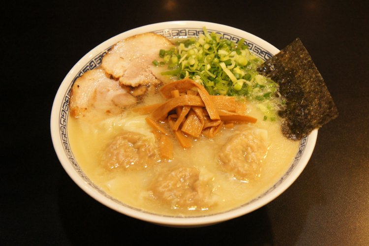 ボリューム満点の雲呑麺1180円。醤油と塩を選ぶことができる（写真は塩）。