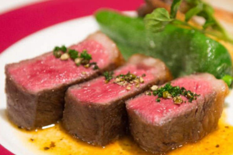 素材の味を生かしたフレンチが食通の常連に支持される。