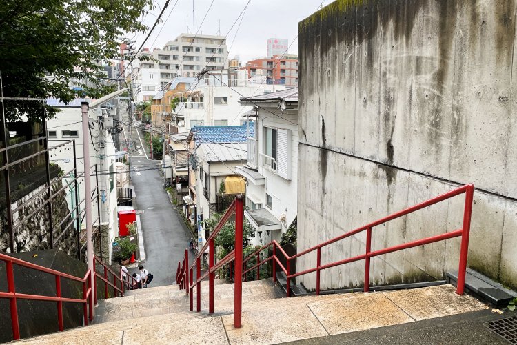 須賀神社付近の階段。『君の名は。』のファンたちが訪れては写真撮影を楽しむ聖地だ。