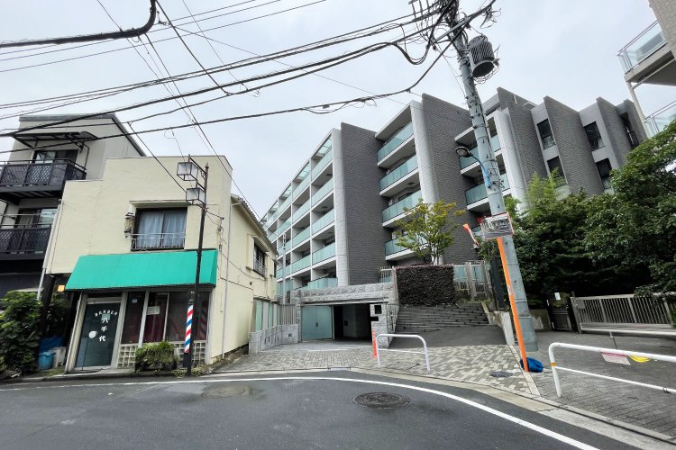 中に入れば高級ホテルのようなロビーが広がっている。