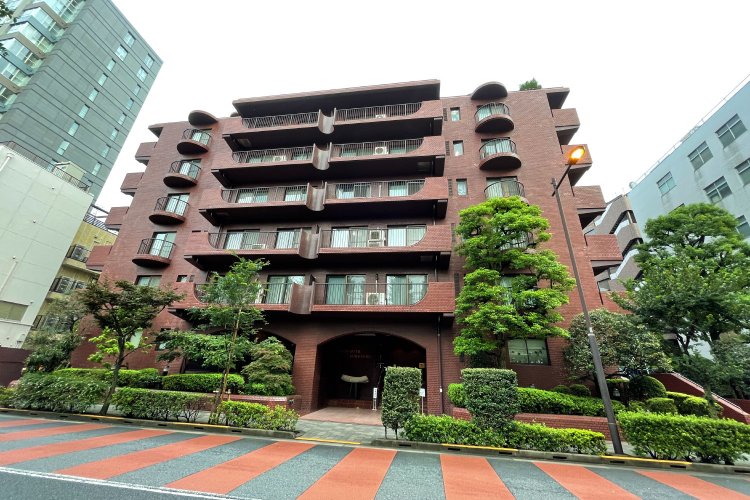 「パレロワイヤル」シリーズは、長谷川工務店により1970年代末から南青山や南麻布、六番町など都心の一等地に建てられた高級仕様マンション。