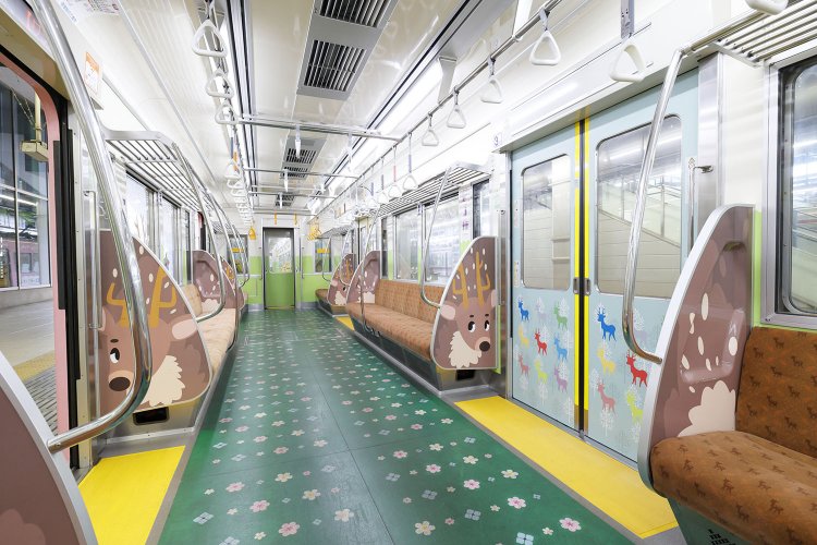 車内にも楽しいラッピングが！