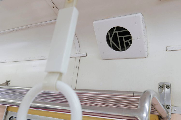 スピーカーにも細かな意匠がある。