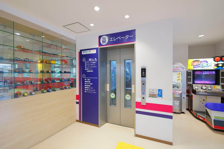 ネタが詰まったエレベーター。ぜひご体験あれ！