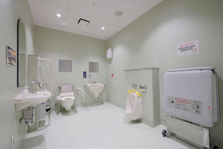 2階にある「だれでもトイレ」。ぴかぴかで清潔。