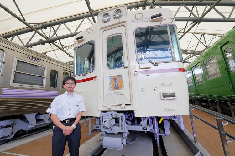 ご案内いただいた秋田賢一郎さん。京王が誇る名車5000系と共に。