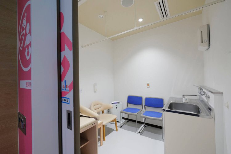 授乳室は流しもあって、男性でも使用可能（給湯設備はありません）。