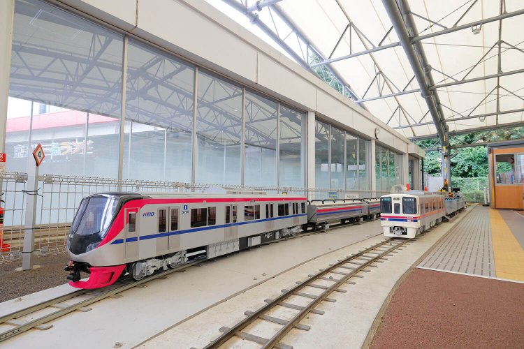 先頭の車種が変わる「ミニ電車」。きっぷを買って乗車します。