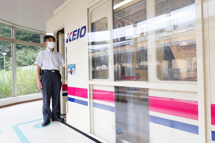 さすがは車掌さんだった秋田さん、立ち姿、手さばき共に美しい！