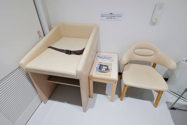 授乳室にはベビーベッドもある。