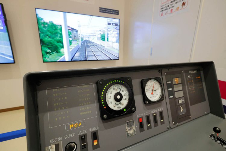 速度計の周りの矢印がATC信号で、他社のそれとはちょっと違う特徴的なATC表示が経験できます。