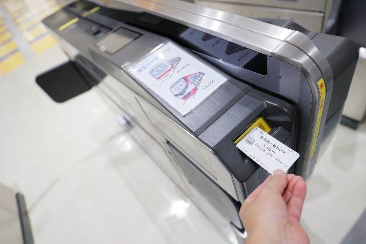 自動改札機ももちろん本物！