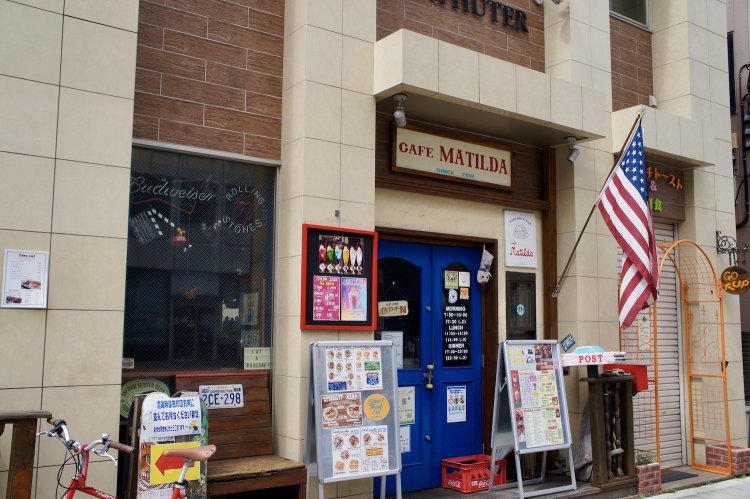 アメリカン雑貨が随所に散りばめられる店舗外観。