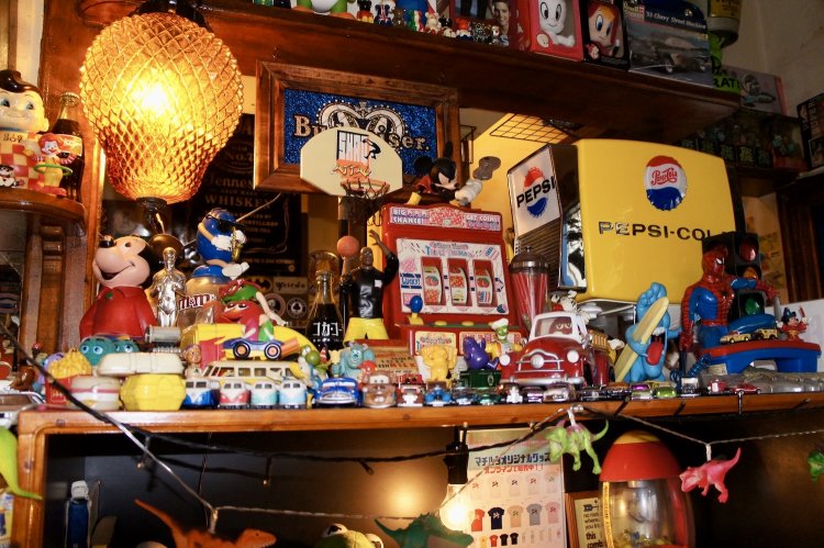 店内の至る所に飾られるアメリカントイは、店主2人のコレクション。