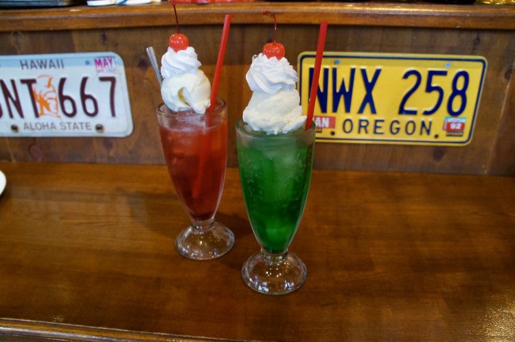 ポップなカラーに心打たれる。クリームソーダは全9種類。550円。