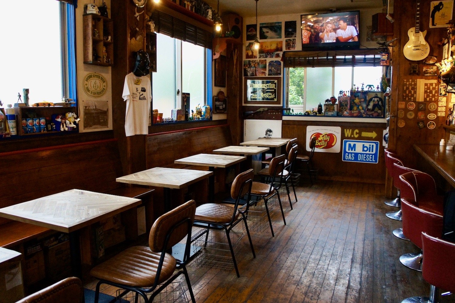 店内ではアメリカ映画が流れる。アニメやドキュメントなどセレクトはその日のお楽しみ。