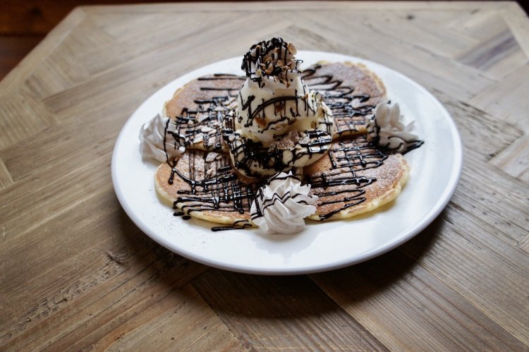 たっぷりのクリームとアイスクリームで幸せな気持ちに。チョコバナナパンケーキ770円。