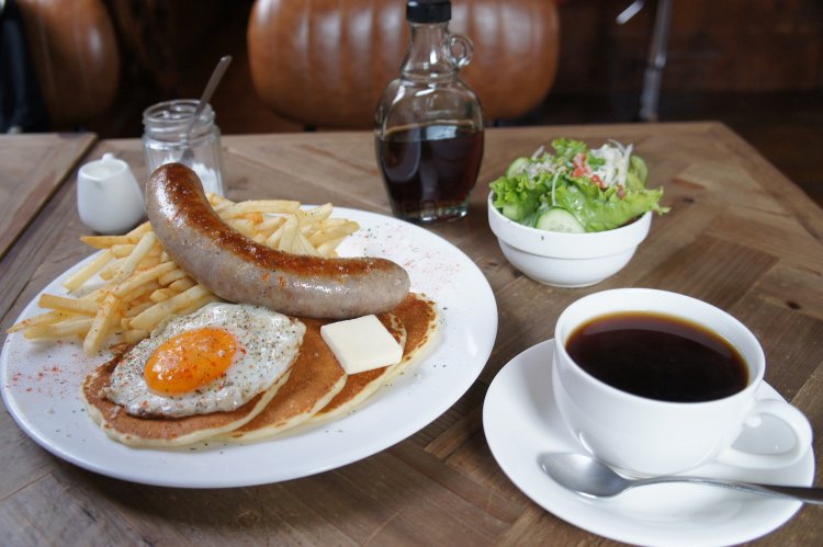 男性でもお腹がはちきれそうなボリューム！ランバージャックソーセージパンケーキ1210円。