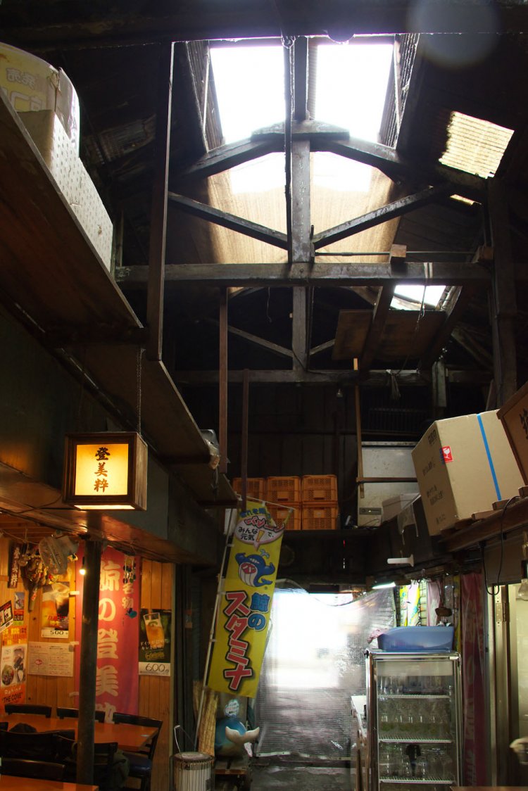 梁も見える隠れ家っぽい店構え。ここでちびちびやるのが好きな人も多い。