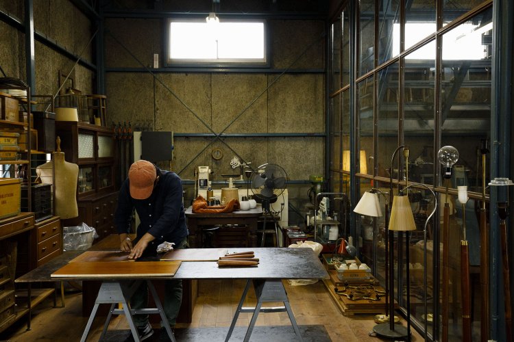 1階の工房で家具をリペア。