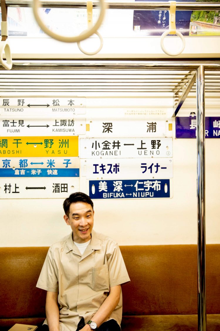 『キハ』にて。「どこか地方の鉄道に乗りに行きたいですねぇ」。