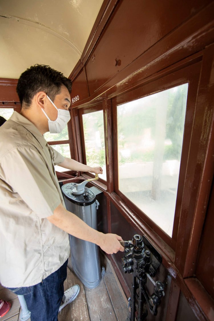 「左手のマスコン（マスターコントローラーの略）と右手のブレーキの加減で運転するんです。立って運転するところがまたいいんですよ！」