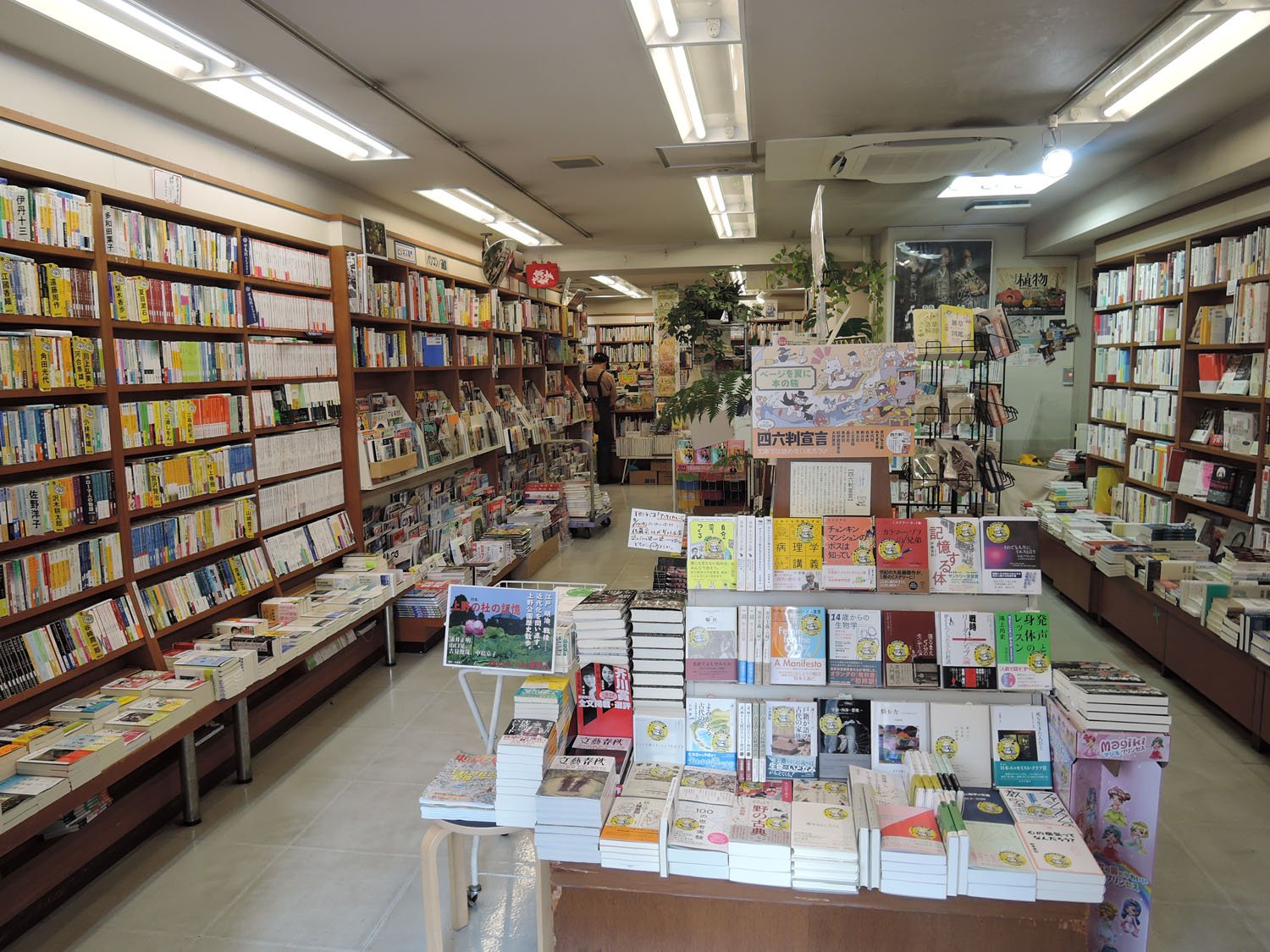 縁のある作家や翻訳者、書店員など50名以上がそれぞれ好きな文庫本を選び、それらを並べた「D坂文庫」と呼ばれるスペースがある。