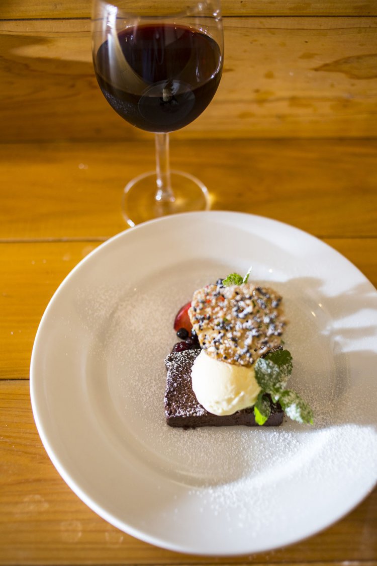 ガトー・オ・ショコラ550円と赤ワイン610円で〆る男性多し。