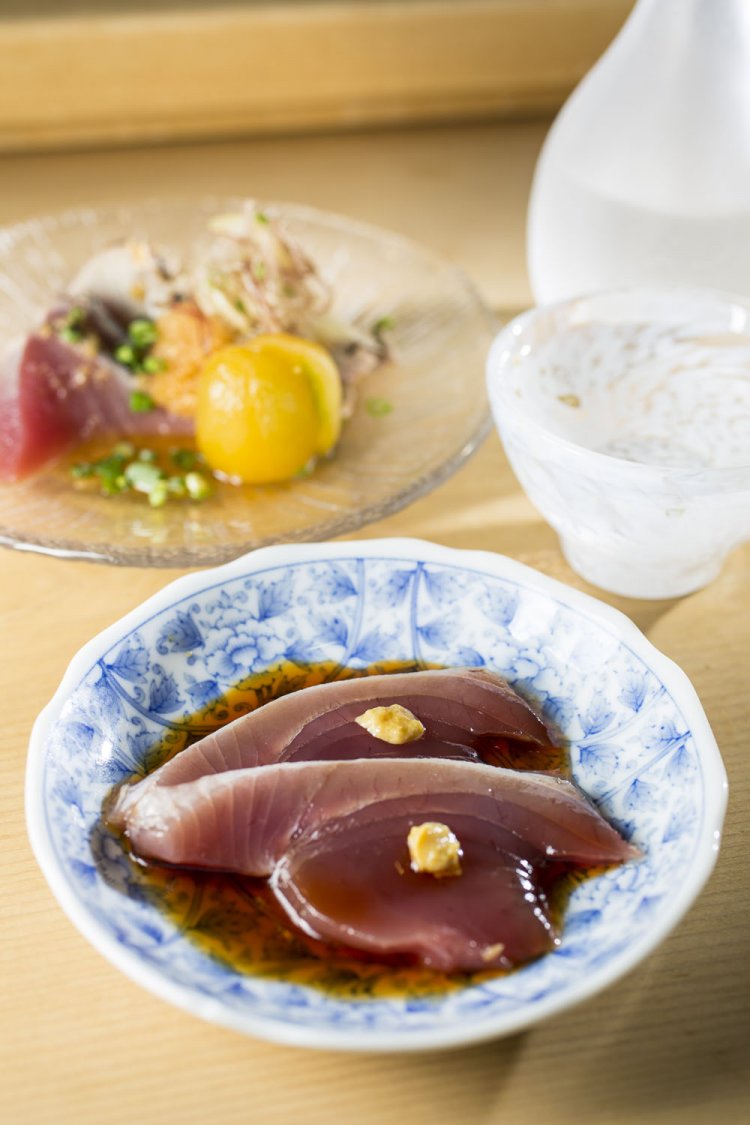 カツオなど、旬ならではの味に仕立てる。肴の予算は5000円ぐらいから。