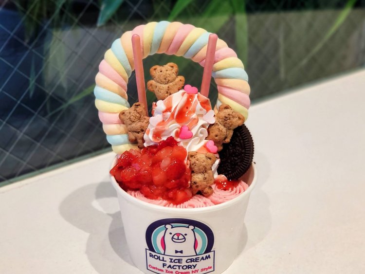 ストロベリースペシャル テイクアウト1100円。マシュマロアーチトッピング220円。