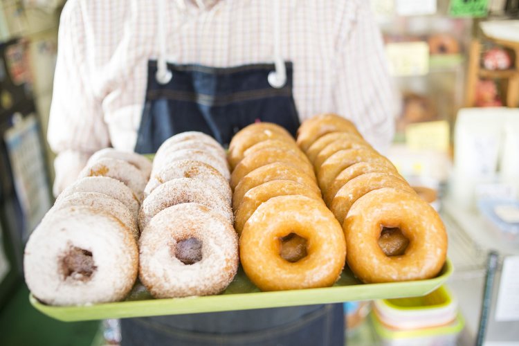 ケーキドーナツはプレーン、シナモンの他、ココアもあり。