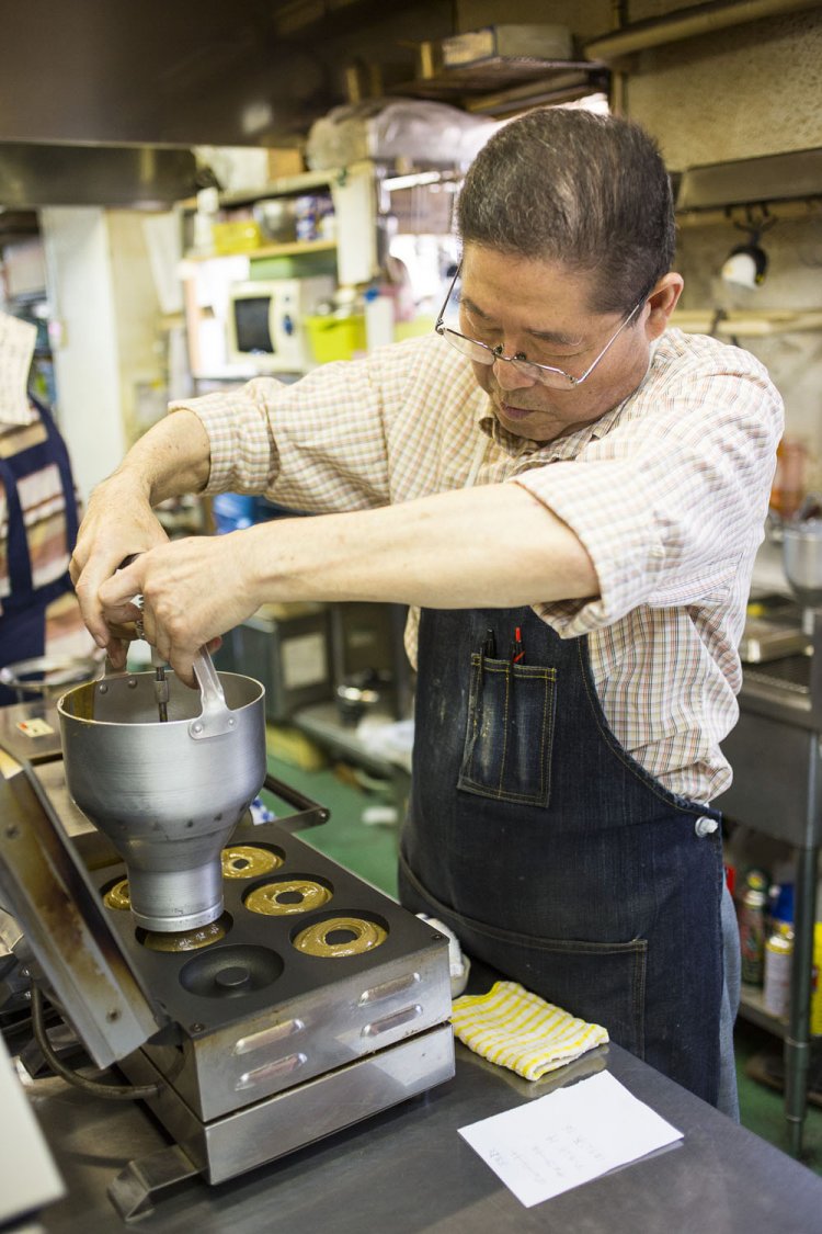 揚げのみならず、バリエーション豊富な焼きドーナツも製造。