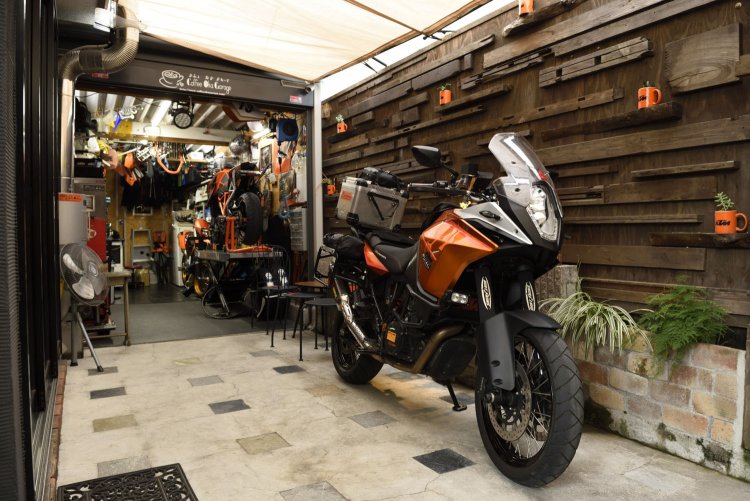 趣味はバイク。レースにも出場していた。