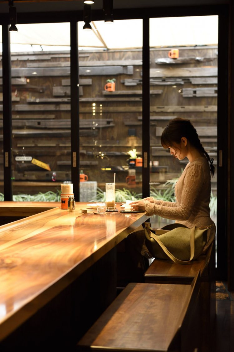 店内からガレージが見える。