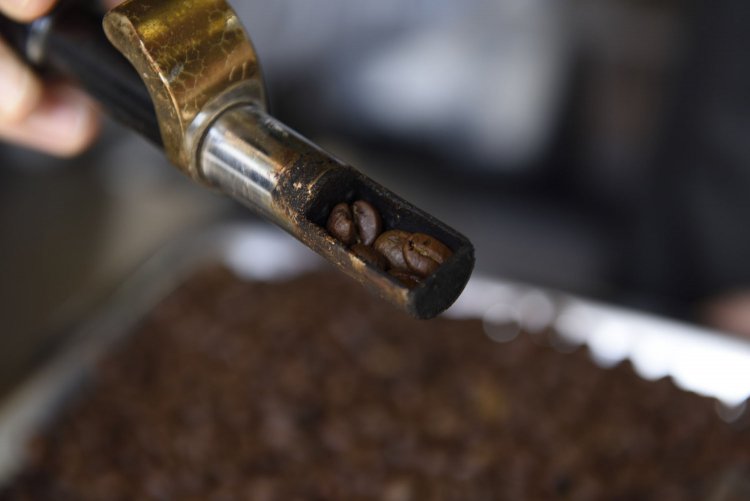 時間が合えば売り場から焙煎する様子も見られる。