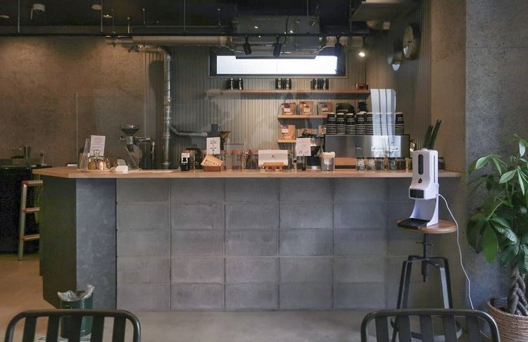 建て替えは、街の歴史やアイデンティティを残す為、町工場の内装・外装で使用する素材を用い、サイン等は近隣の町工場の技術を用いて作り上げている。