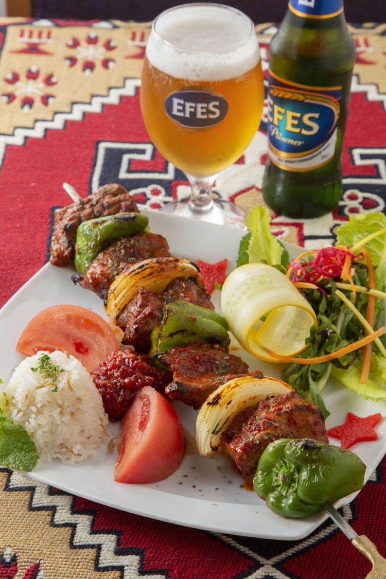 クズ・シシ1870円。トルコで最もポピュラーなビールのエフェスビール748円。