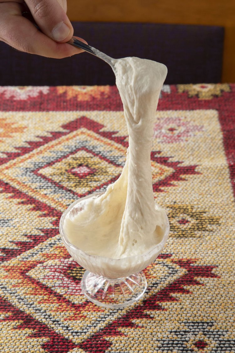 ドンドゥルマ550円。混ぜれば混ぜるほどよく伸びるトルコのアイスだ。