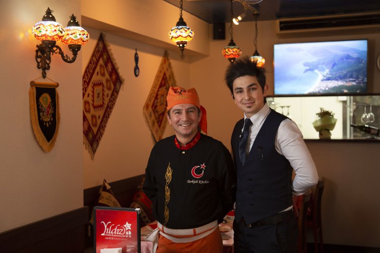 ケレムさん（右）とシェフのセレムさん。